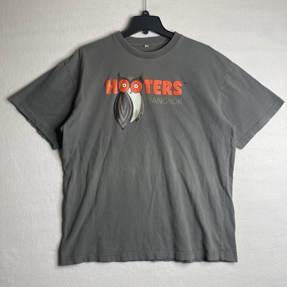 Hooters Bangkok Logo Owl Tee Shirt Men's XL Gray Funny 00s Casual Restaurant